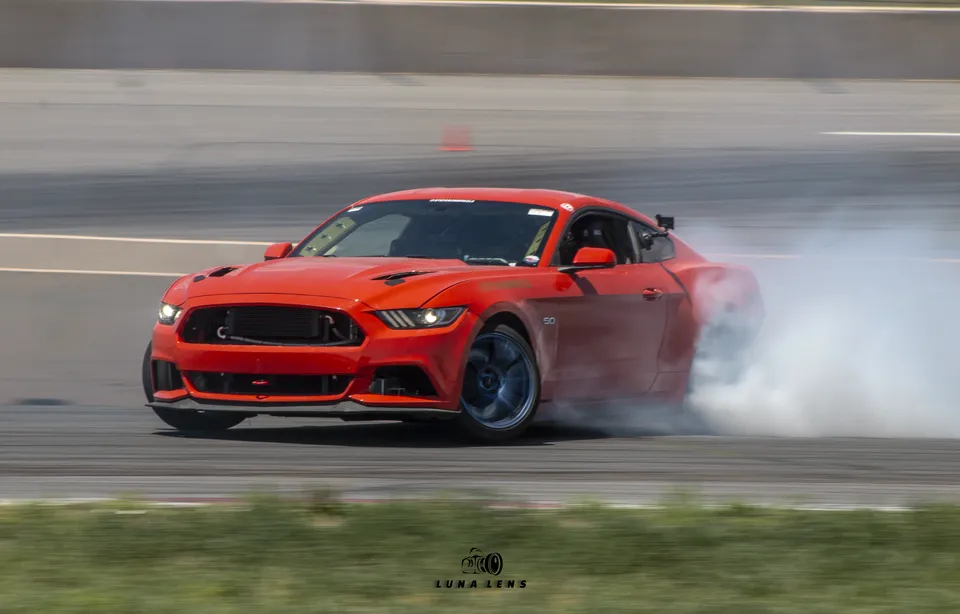 The Mustang at full angle, with numbered markers on the engine, supercharger, cockpit, cage and wheel
